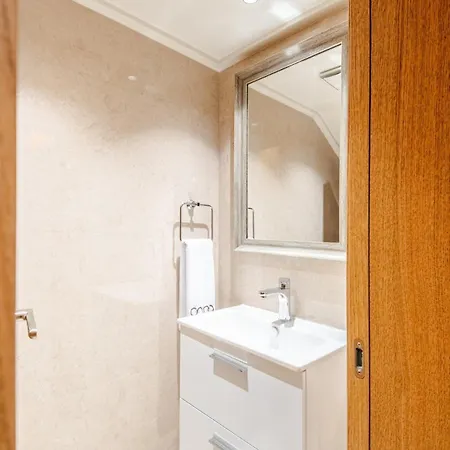 Stylish Beachfront With Pool Gym Sauna Seaview *