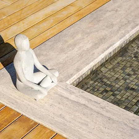 Stylish Beachfront With Pool Gym Sauna Seaview