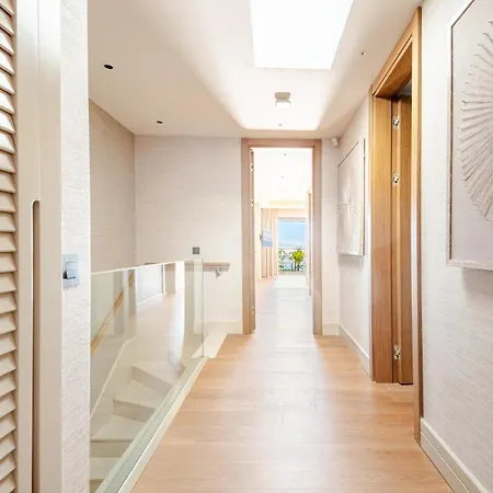 Stylish Beachfront With Pool Gym Sauna Seaview