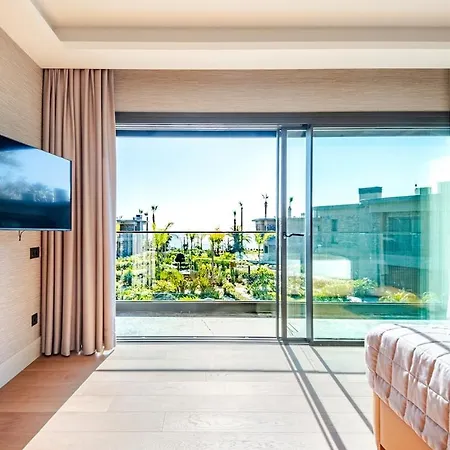 Stylish Beachfront With Pool Gym Sauna Seaview
