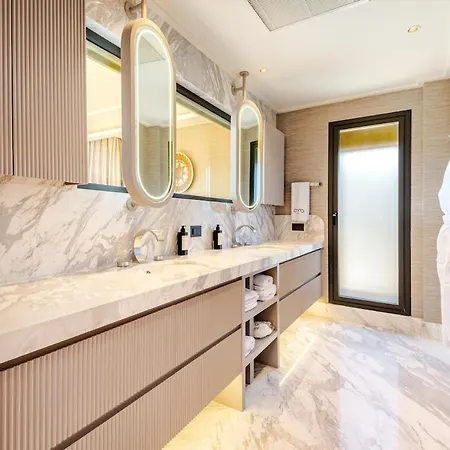 Stylish Beachfront With Pool Gym Sauna Seaview 博德鲁姆