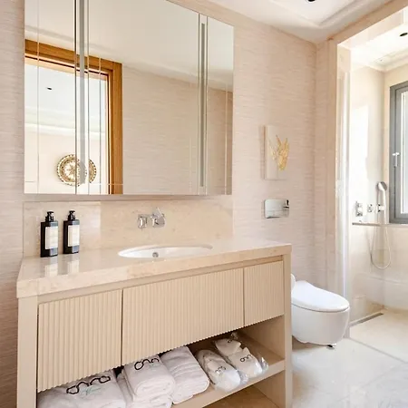 Stylish Beachfront With Pool Gym Sauna Seaview 博德鲁姆