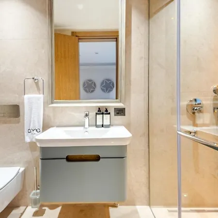 Stylish Beachfront With Pool Gym Sauna Seaview 博德鲁姆