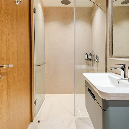 Stylish Beachfront With Pool Gym Sauna Seaview *