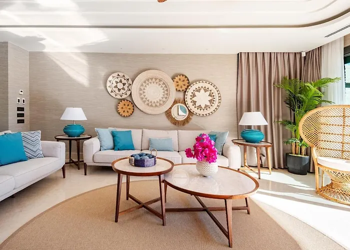 Stylish Beachfront With Pool Gym Sauna Seaview