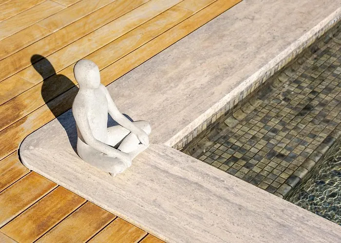 Stylish Beachfront With Pool Gym Sauna Seaview