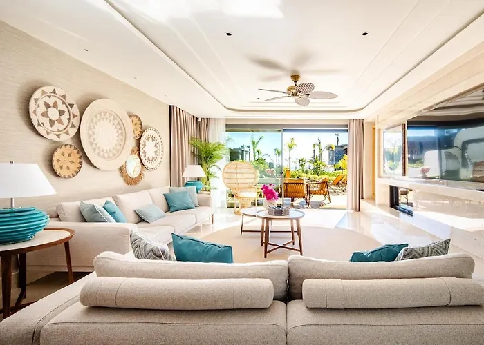 Stylish Beachfront With Pool Gym Sauna Seaview *