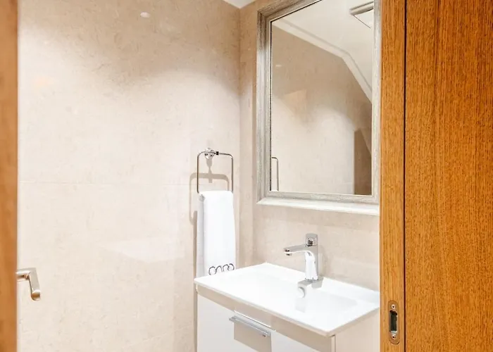 Stylish Beachfront With Pool Gym Sauna Seaview *