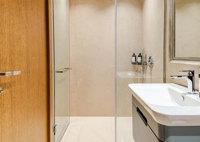 Stylish Beachfront With Pool Gym Sauna Seaview *